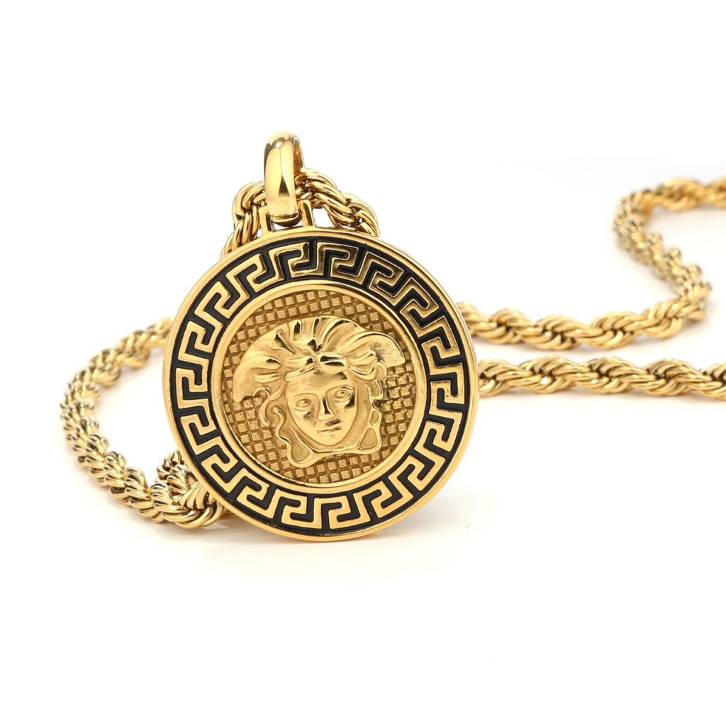 Close-up of Zayna gold rope necklace pendant